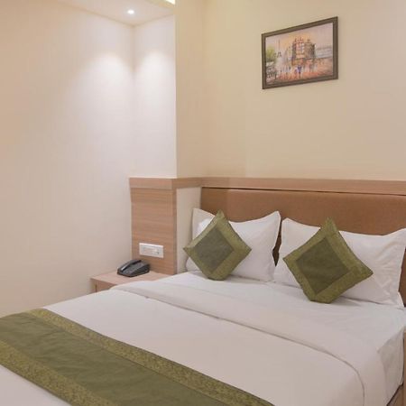 Hotel West Blue Мумбай Екстериор снимка